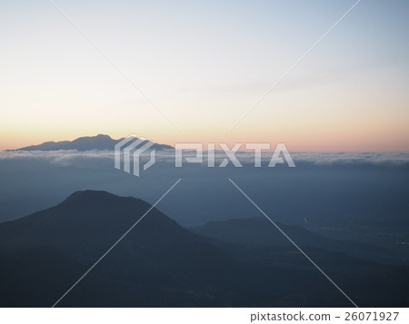 漂浮在雲彩海的山 漂浮在雲彩海的山 26071927
