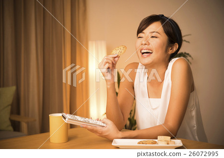 young woman      26072995