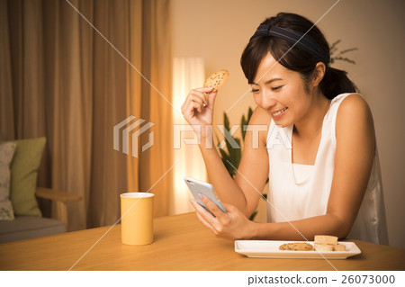 young woman young woman 26073000