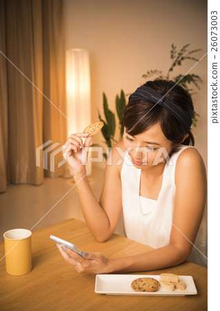 young woman young woman 26073003