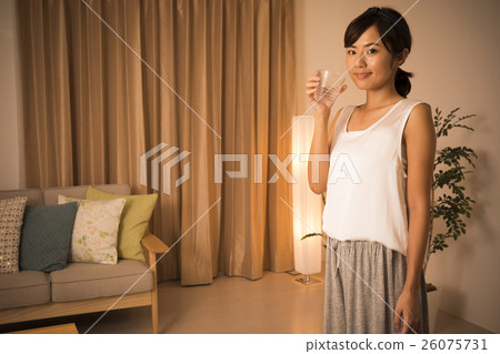 年輕的女士 26075731