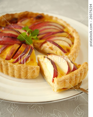 Rushoda apple's quiche cut & hall (vertical position) 26079294