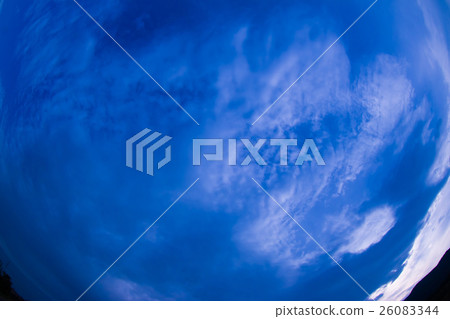 11月下午的天空和雲彩（通過修飾3：2誇大） 26083344