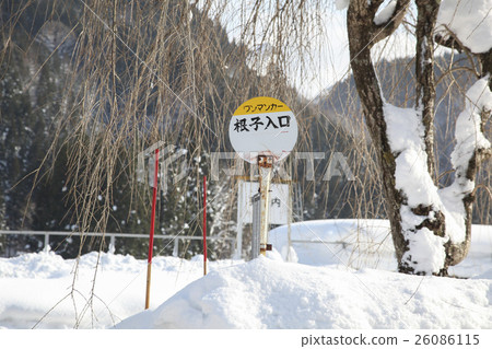 巴士站在雪地裡 巴士站在雪地裡 26086115