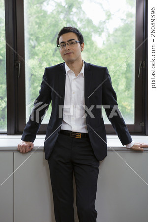 站立在窗口的商人 26089396