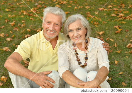 Mature couple in spring park 26090094