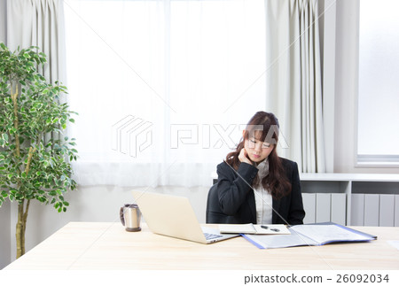 Women / office desk work 26092034