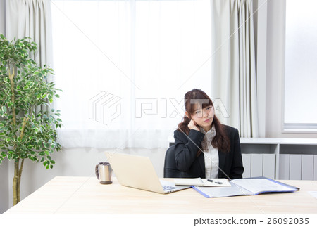 Women / office desk work 26092035