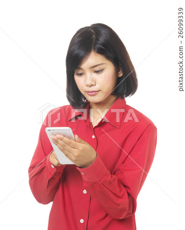 觀看智能手機的婦女 26099339