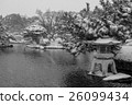 有一個燈籠的一個公園有雪的 26099434