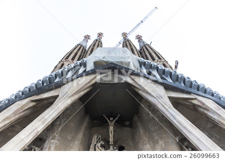 Look up at the upper part of the facade of Sagudara Familia's passion 26099663
