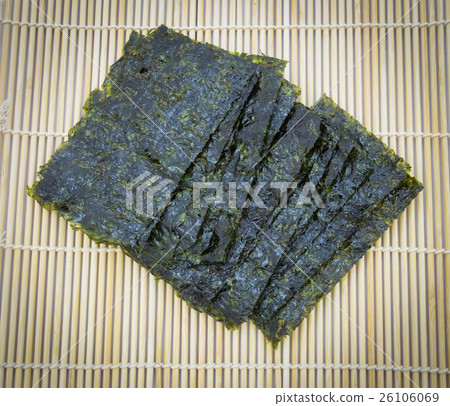 closeup roasted seaweed snack (kim nori)  26106069