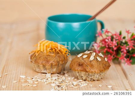 Banana cup cake with oat flakes Banana cup cake with oat flakes 26106391