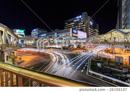 近鐵前交叉口 阿倍野行人天橋和天王寺站 夜景 照片素材 圖片 圖庫