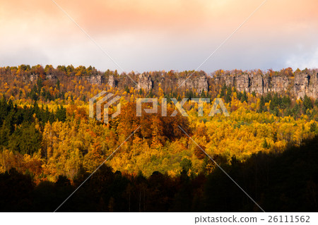 Sandstone rock formation in the middle of autumn 26111562