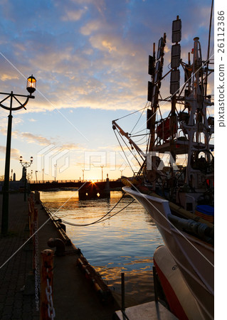 在釧路港口和秋刀魚漁船和舞蹈橋的日出 26112386