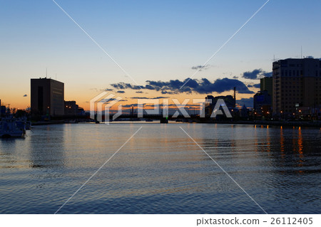 Sunset bridge and the surrounding landscape 26112405