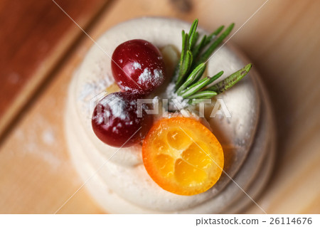 Bizet with a slice of kumquat on top. 26114676