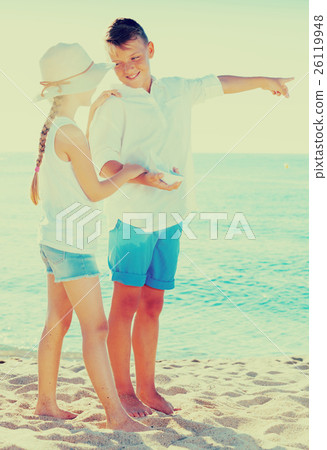 boy and girl pointing 26119948