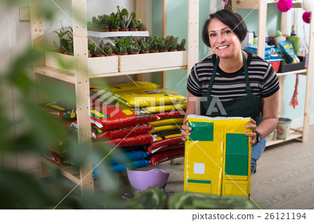 woman holding package withsoil 26121194