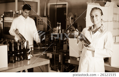 female packing bottles on winery . female packing bottles on winery . 26121535