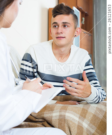 Doctor examinating teen boy with quinsy at home 26121653