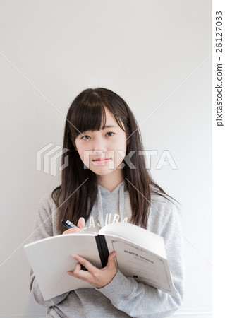 學校女生學習 26127033