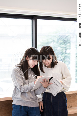 Female high school student friend 26128756