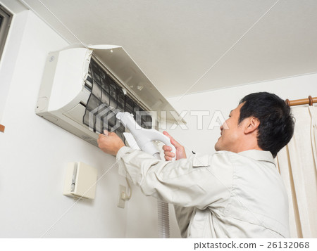用臟過濾器清掃空調的人 26132068