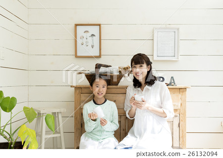 在房間裡放鬆的朋友和父母 26132094