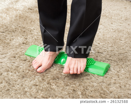 一個男人痛苦地踩著竹子 26132588