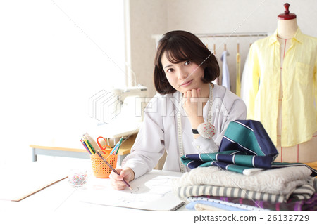 認為設計的時裝設計師 26132729