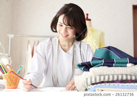 認為設計的時裝設計師 26132736