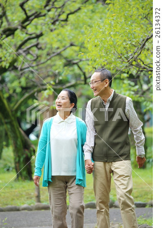 Senior couple walking 26134372