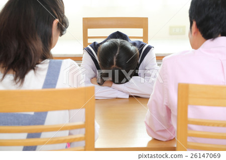 A couple fighting in front of a child 26147069