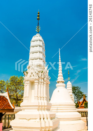 Stupas at Wat Intharawihan temple, Bangkok Stupas at Wat Intharawihan temple, Bangkok 26148748
