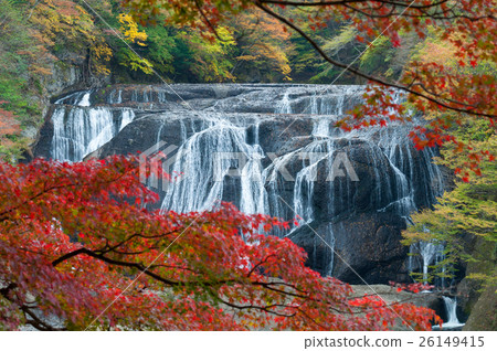 秋季葉子和Fukuroda瀑布 26149415