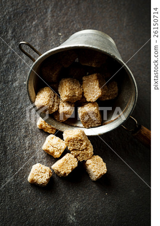 圖庫照片: brown organic sugar cubes close-up