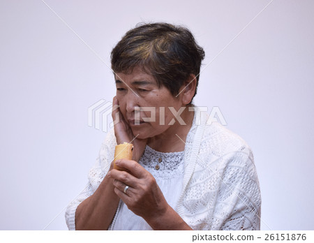 Image of women in their 60s toothache Image of women in their 60s toothache 26151876