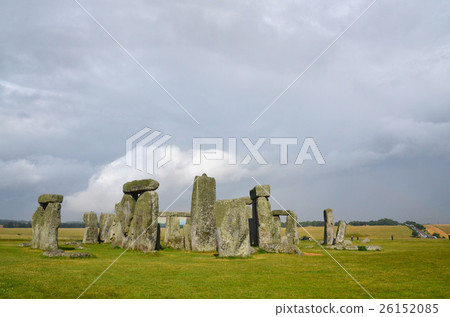 站在彩虹背景下,高7米,有45噸巨石,巨石陣 站在彩虹背景下,高7米,有45噸巨石,巨石陣 26152085