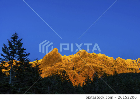 Yatsugatake dyed in the sunshine where the winter of early winter goes 26152206