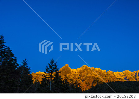 Yatsugatake在初冬冬天的陽光下染色 Yatsugatake在初冬冬天的陽光下染色 26152208