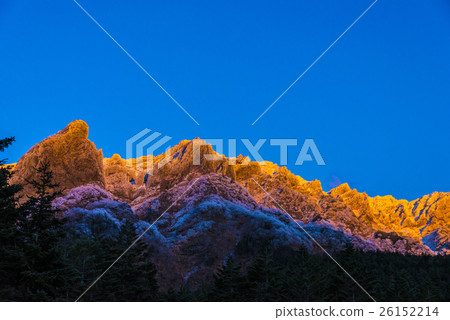 Yatsugatake dyed in the sunshine where the winter of early winter goes 26152214