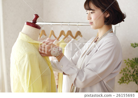 Fashion designer who works 26155693