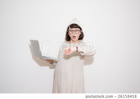 Pregnant woman 26158458