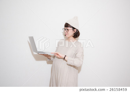 Pregnant woman 26158459