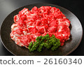 溫暖的牛肉肋骨烤肉與切片的菜 26160340