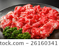溫暖的牛肉肋骨烤肉與切片的菜 26160341