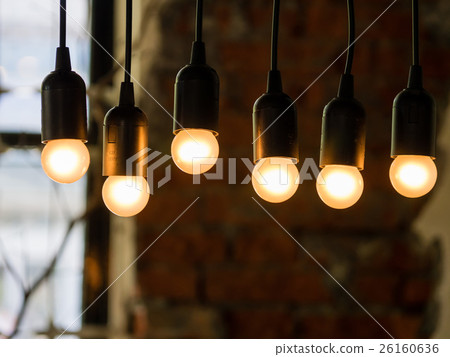幾個燈泡掛著 26160636