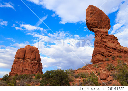 Balanced rock, Arches National Park, Utah.  26161851